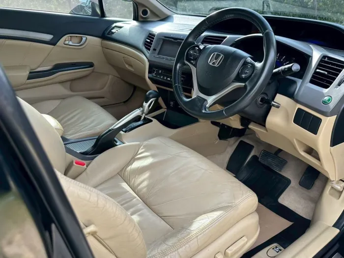 Front view of Honda Civic FB 1.8 E-Navi year 2013 black color used car in Hatyai รูปที่ 16