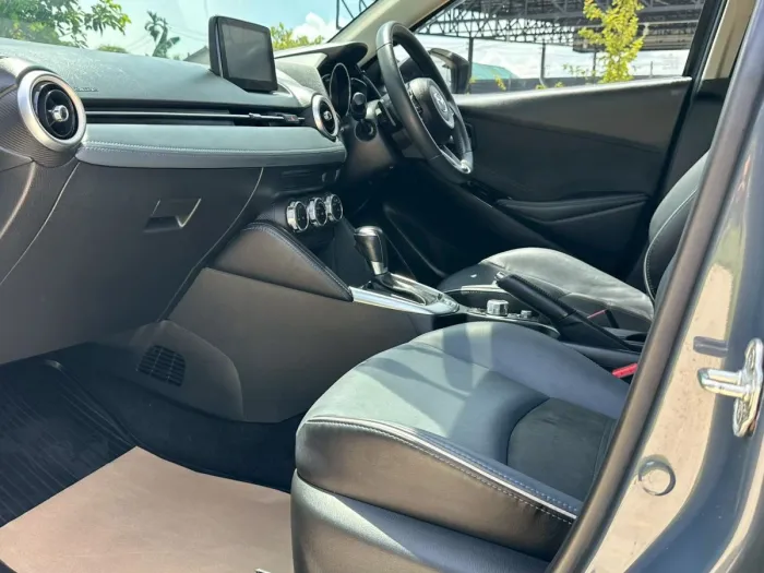 Front view of Mazda 2 Hatchback 1.3 S Leather Sport year 2021 grey color used car in Hatyai รูปที่ 10