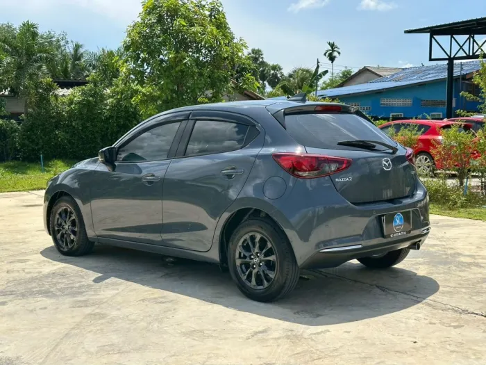 Front view of Mazda 2 Hatchback 1.3 S Leather Sport year 2021 grey color used car in Hatyai รูปที่ 7