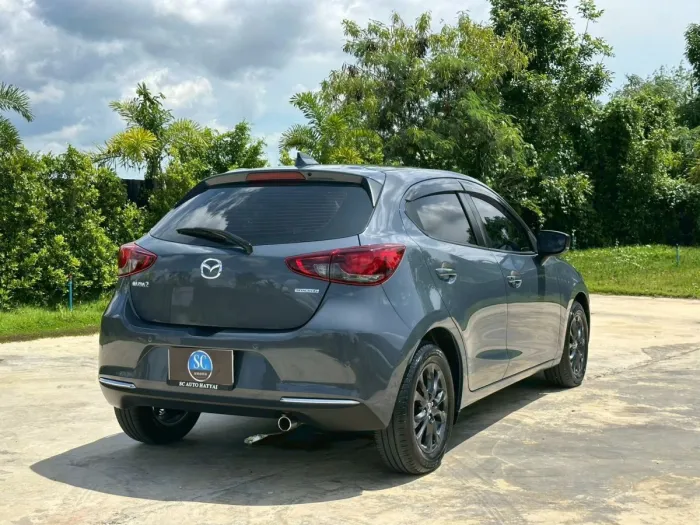 Front view of Mazda 2 Hatchback 1.3 S Leather Sport year 2021 grey color used car in Hatyai รูปที่ 6