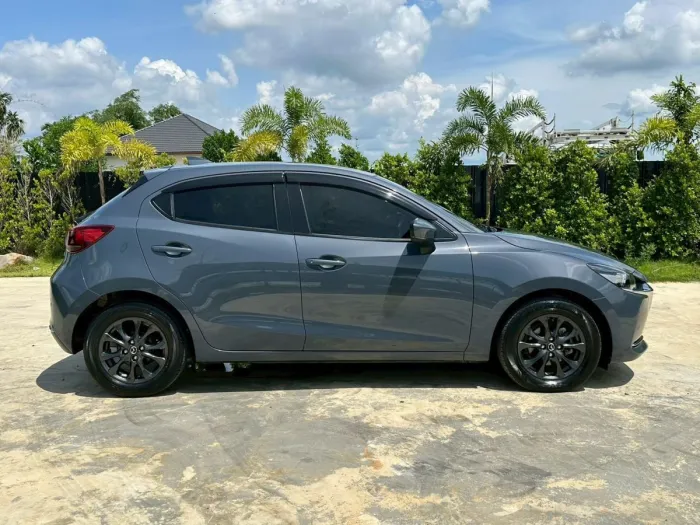Front view of Mazda 2 Hatchback 1.3 S Leather Sport year 2021 grey color used car in Hatyai รูปที่ 5