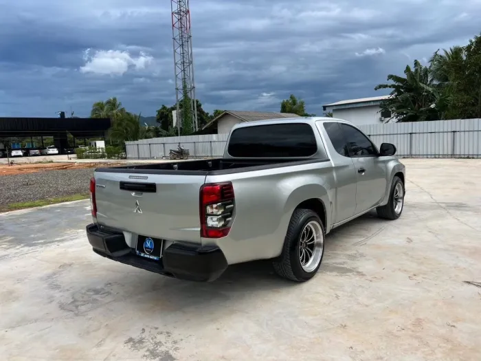 Front view of Mitsubishi Triton Mega Cab 2.5 GLX year 2022 silver color used car in Hatya รูปที่ 5
