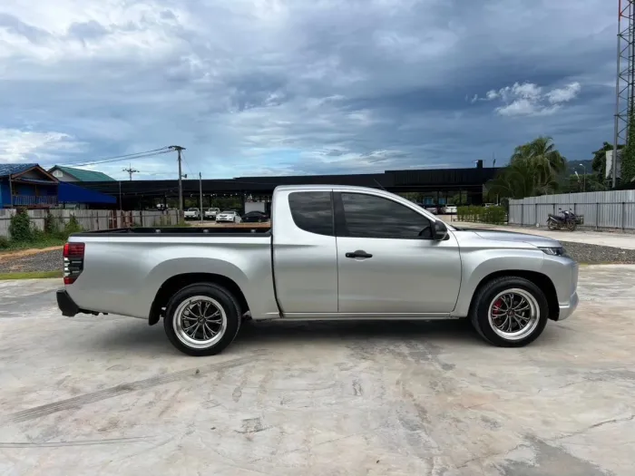 Front view of Mitsubishi Triton Mega Cab 2.5 GLX year 2022 silver color used car in Hatya รูปที่ 7