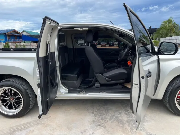 Front view of Mitsubishi Triton Mega Cab 2.5 GLX year 2022 silver color used car in Hatya รูปที่ 13