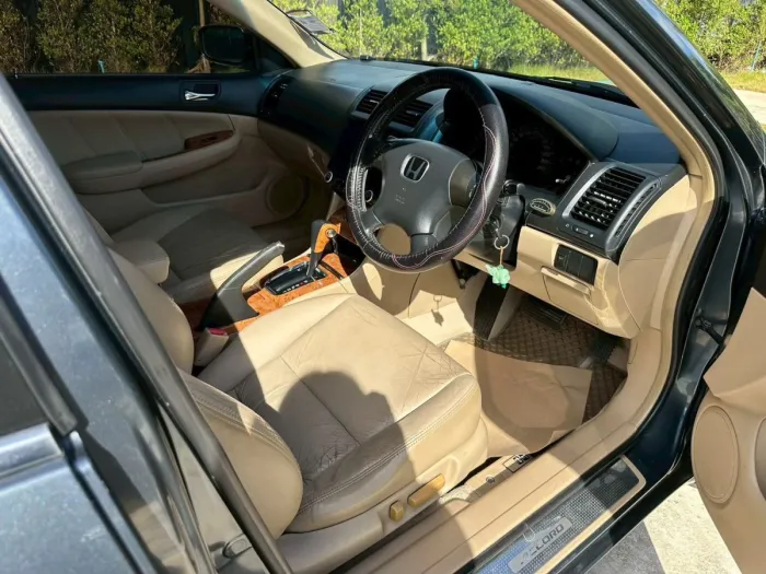 Front view of Honda Accord 2.4 EL year 2004 grey color used car in Hatyai รูปที่ 11