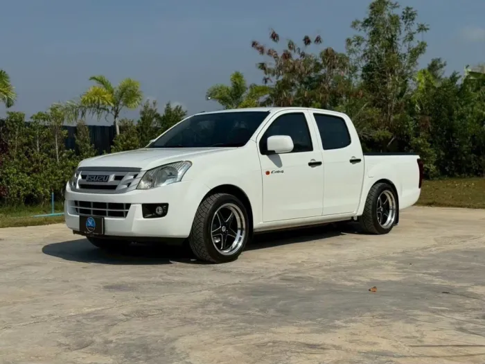 Front view of Isuzu D-Max Cab-4 2.5 S MT year 2012 white color used car in Hatyai