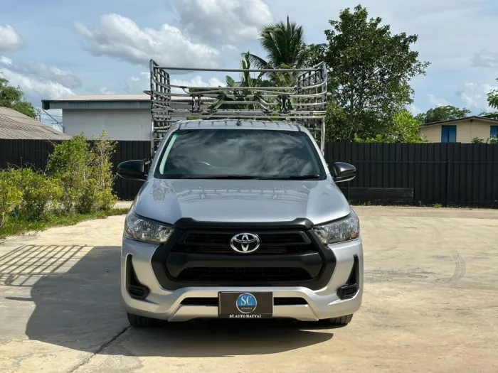 Front view of Toyota Hilux Revo Single Cab 2.8 Entry year 2023 silver color used car with cargo rack in Hatyai รูปที่ 2