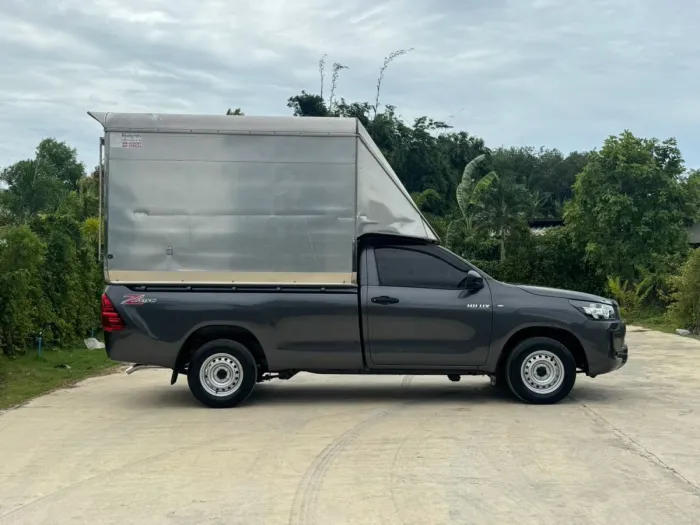 Front view of Toyota Hilux Revo Single Cab 2.4 Entry year 2023 grey color used car with cargo box in Hatyai รูปที่ 5