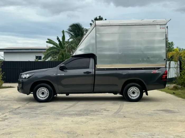 Front view of Toyota Hilux Revo Single Cab 2.4 Entry year 2023 grey color used car with cargo box in Hatyai รูปที่ 4