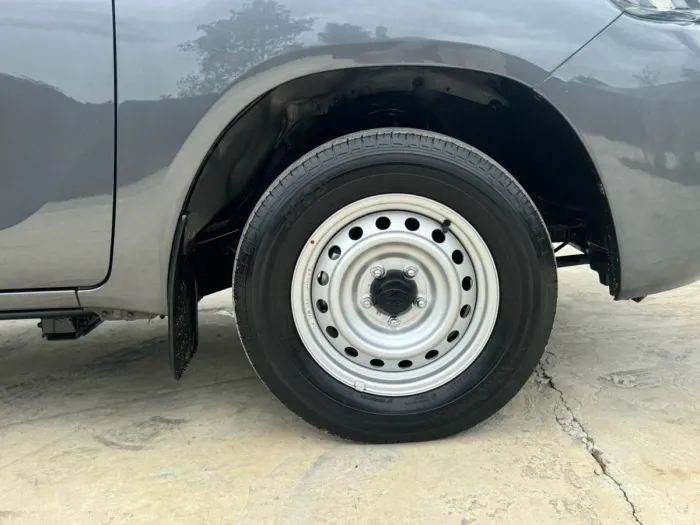 Front view of Toyota Hilux Revo Single Cab 2.4 Entry year 2023 grey color used car with cargo box in Hatyai รูปที่ 6