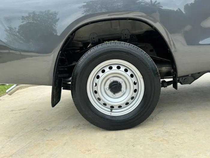 Front view of Toyota Hilux Revo Single Cab 2.4 Entry year 2023 grey color used car with cargo box in Hatyai รูปที่ 15