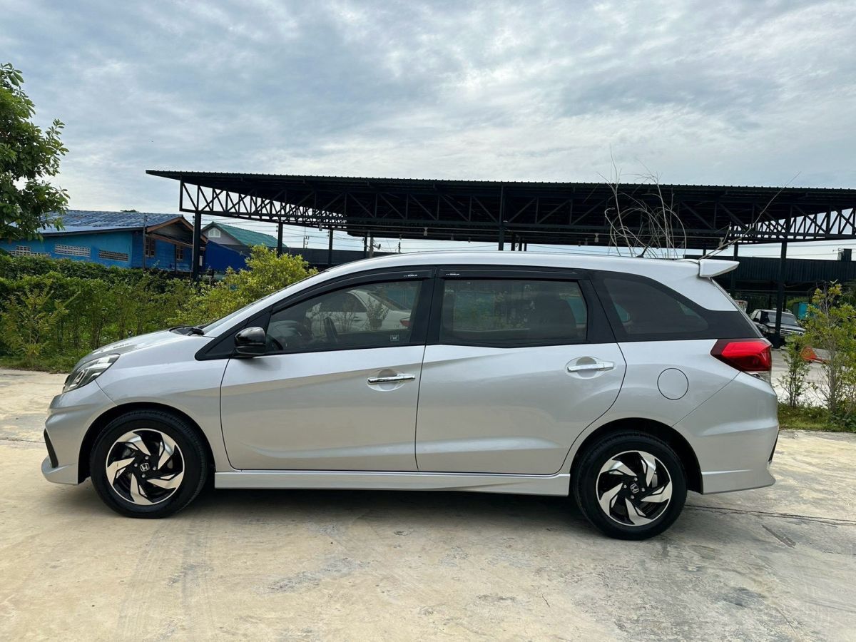 Front view of Honda Mobilio 1.5 RS year 2014 silver color used car in Hatyai รูปที่ 2