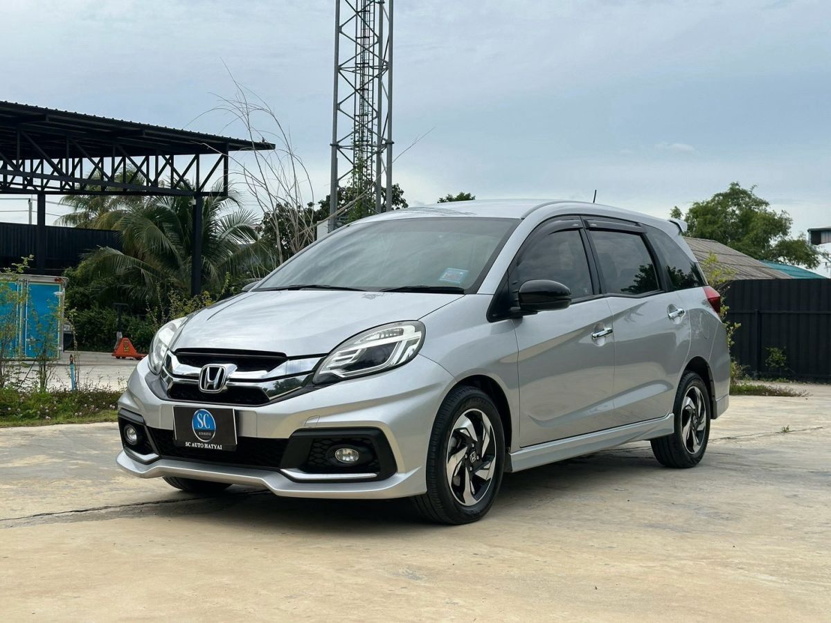 Front view of Honda Mobilio 1.5 RS year 2014 silver color used car in Hatyai รูปที่ 3