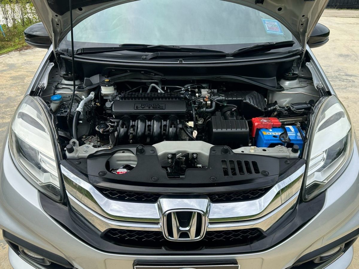 Front view of Honda Mobilio 1.5 RS year 2014 silver color used car in Hatyai รูปที่ 9