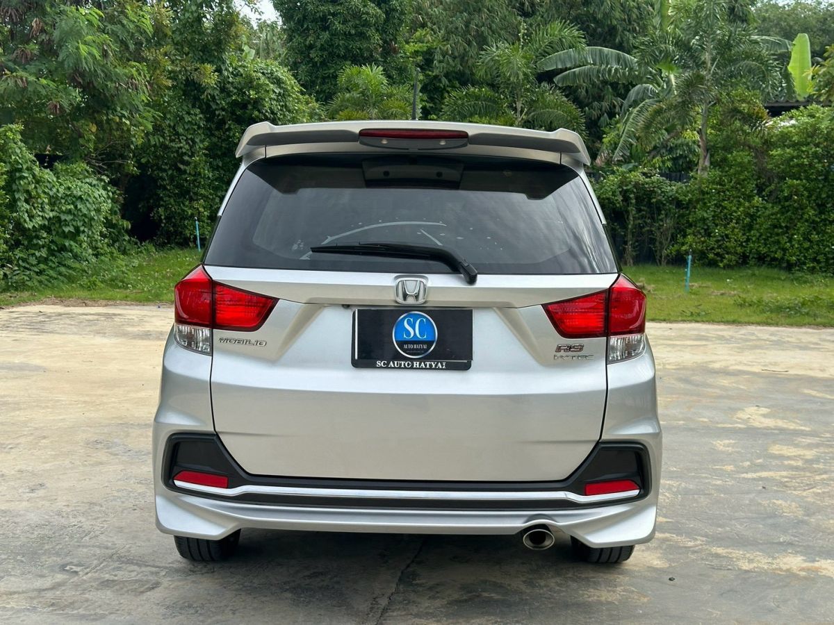 Front view of Honda Mobilio 1.5 RS year 2014 silver color used car in Hatyai รูปที่ 7