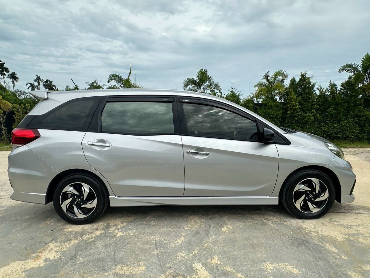 Front view of Honda Mobilio 1.5 RS year 2014 silver color used car in Hatyai รูปที่ 12