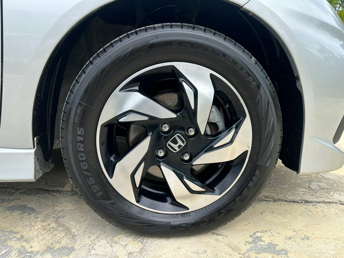 Front view of Honda Mobilio 1.5 RS year 2014 silver color used car in Hatyai รูปที่ 24