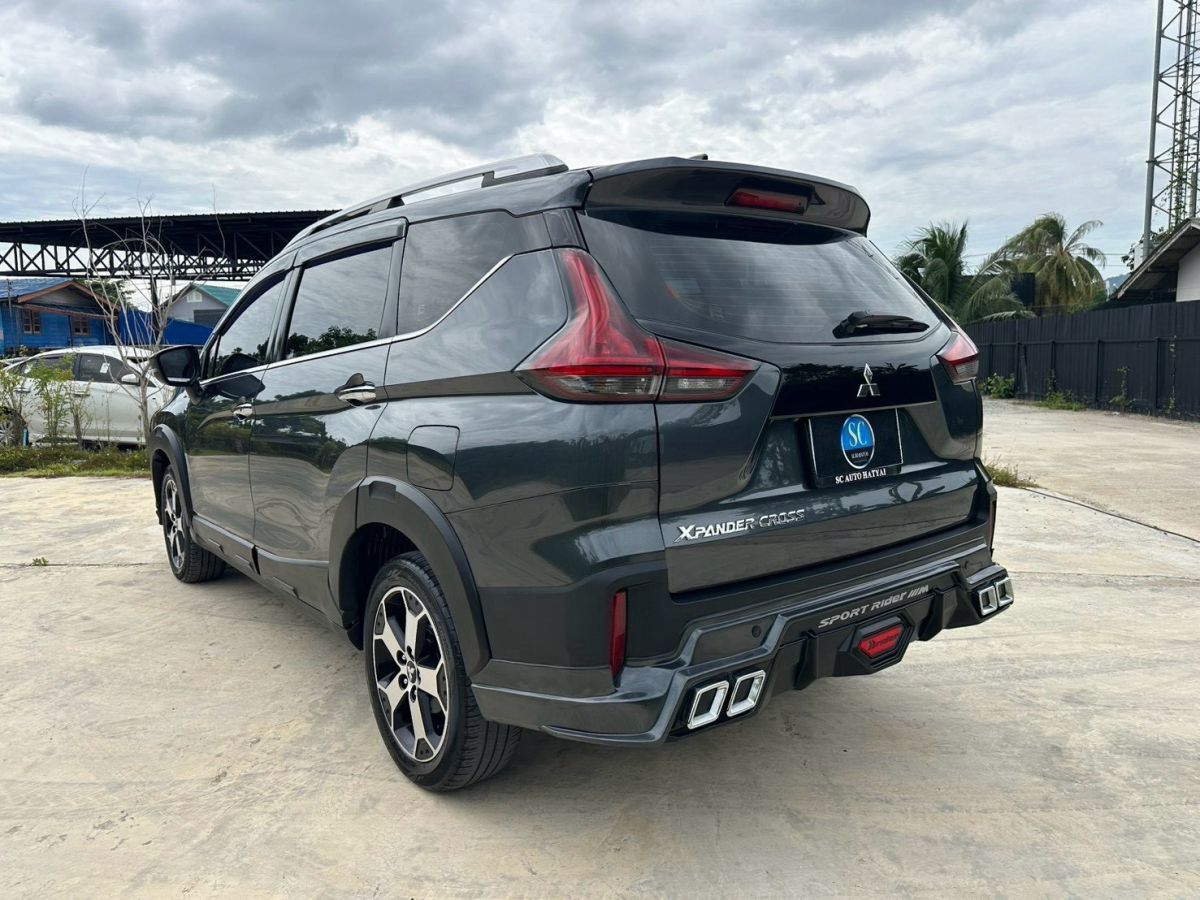 Front view of Mitsubishi Xpander Cross 1.5 AT year 2020 grey color used car in Hatyai รูปที่ 5