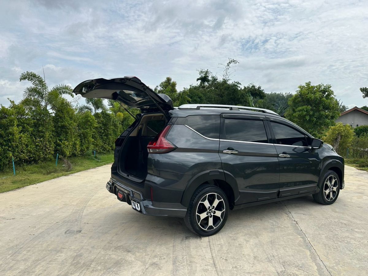 Front view of Mitsubishi Xpander Cross 1.5 AT year 2020 grey color used car in Hatyai รูปที่ 9