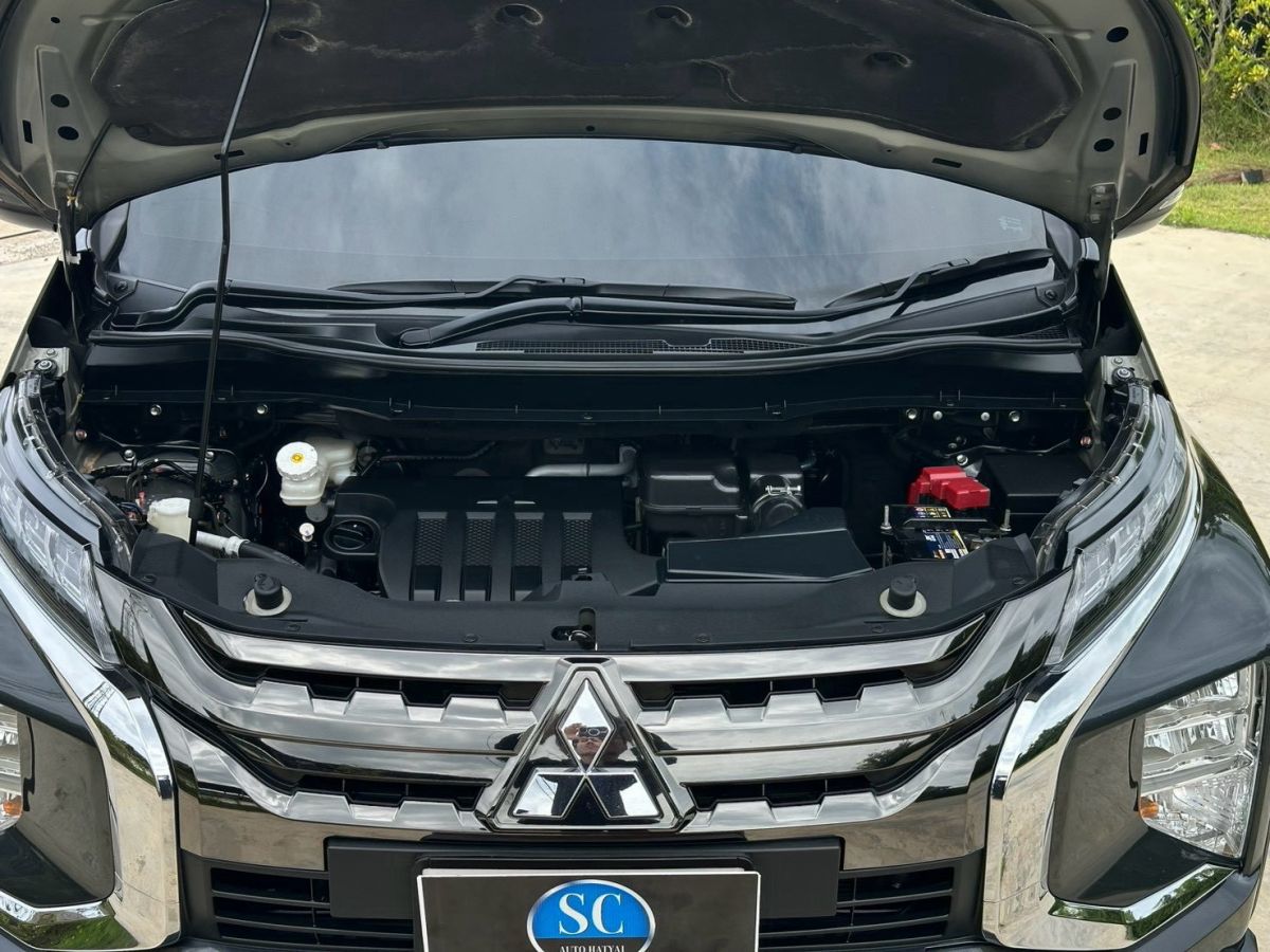 Front view of Mitsubishi Xpander Cross 1.5 AT year 2020 grey color used car in Hatyai รูปที่ 12