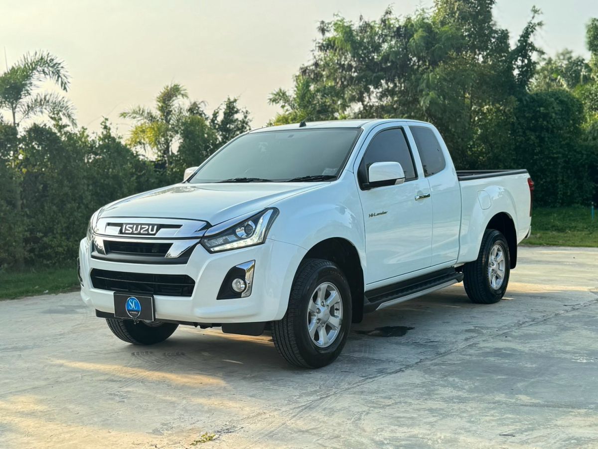 Side view of All New Isuzu D-Max Hi-Lander Spacecab 1.9 Ddi L year 2018 white color used car in Hatyai