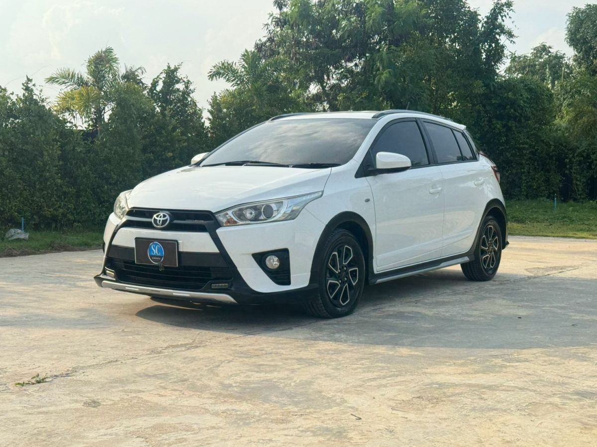 Front view of Toyota Yaris Hatchback 1.2 TRD Sportivo year 2016 white color used car in Hatyai