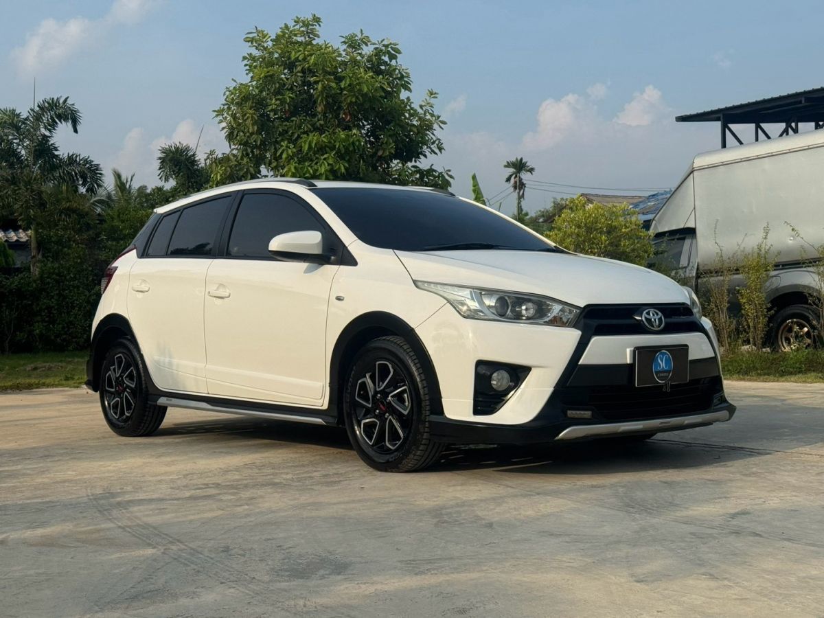 Front view of Toyota Yaris Hatchback 1.2 TRD Sportivo year 2016 white color used car in Hatyai รูปที่ 4