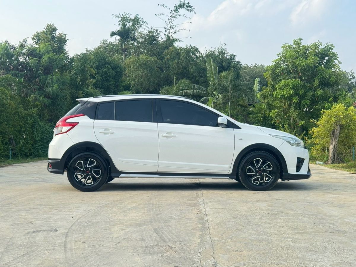 Front view of Toyota Yaris Hatchback 1.2 TRD Sportivo year 2016 white color used car in Hatyai รูปที่ 5