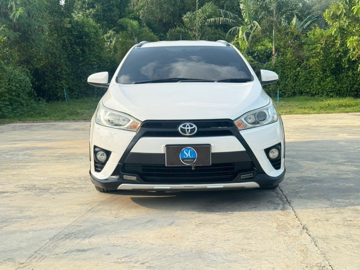 Front view of Toyota Yaris Hatchback 1.2 TRD Sportivo year 2016 white color used car in Hatyai รูปที่ 2
