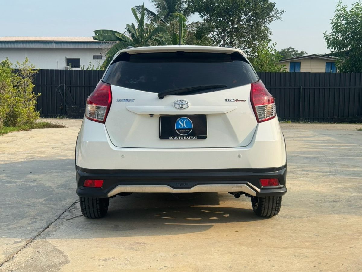 Front view of Toyota Yaris Hatchback 1.2 TRD Sportivo year 2016 white color used car in Hatyai รูปที่ 7