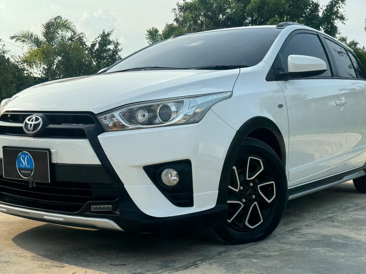 Front view of Toyota Yaris Hatchback 1.2 TRD Sportivo year 2016 white color used car in Hatyai รูปที่ 9