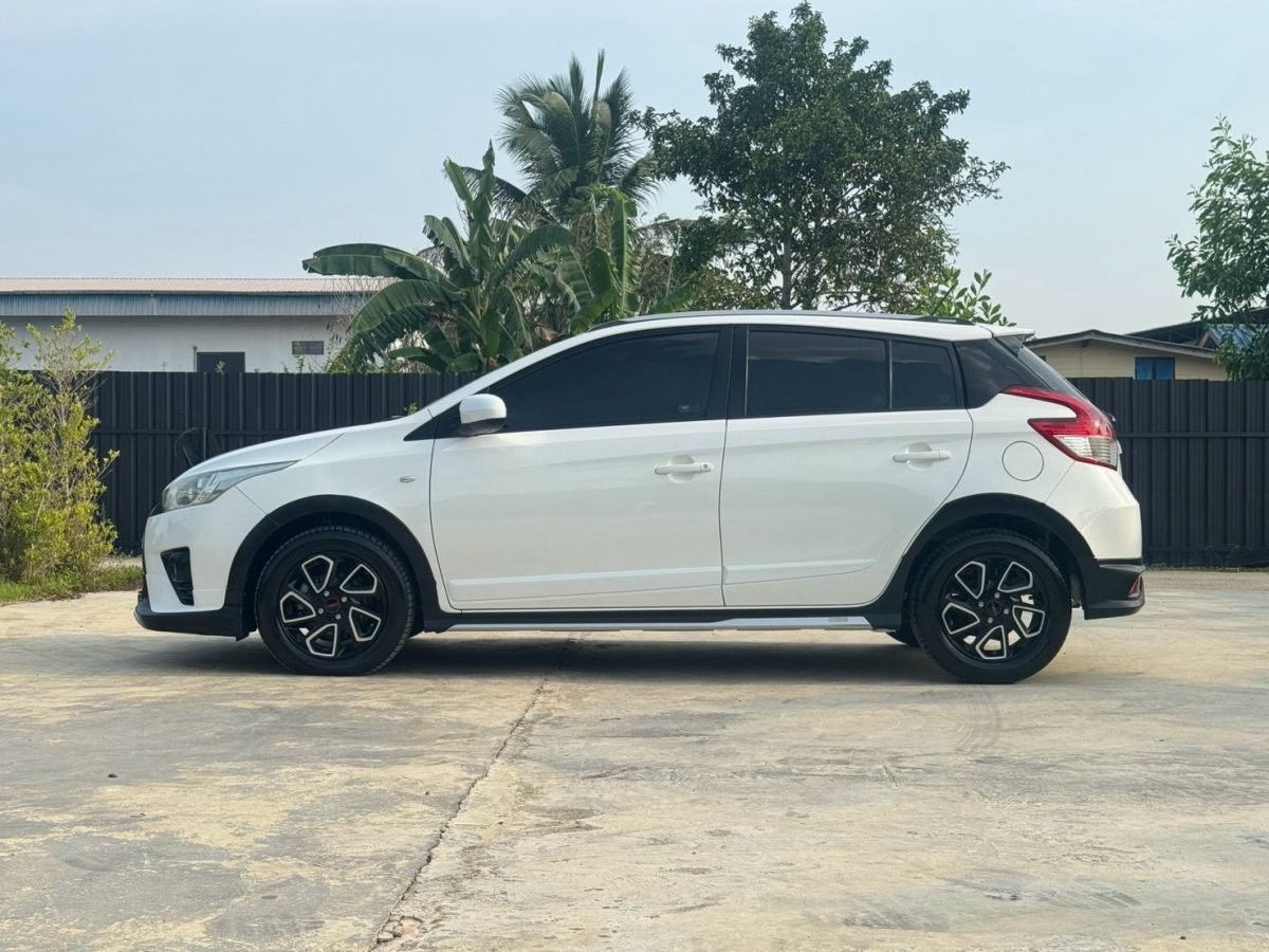 Front view of Toyota Yaris Hatchback 1.2 TRD Sportivo year 2016 white color used car in Hatyai รูปที่ 6