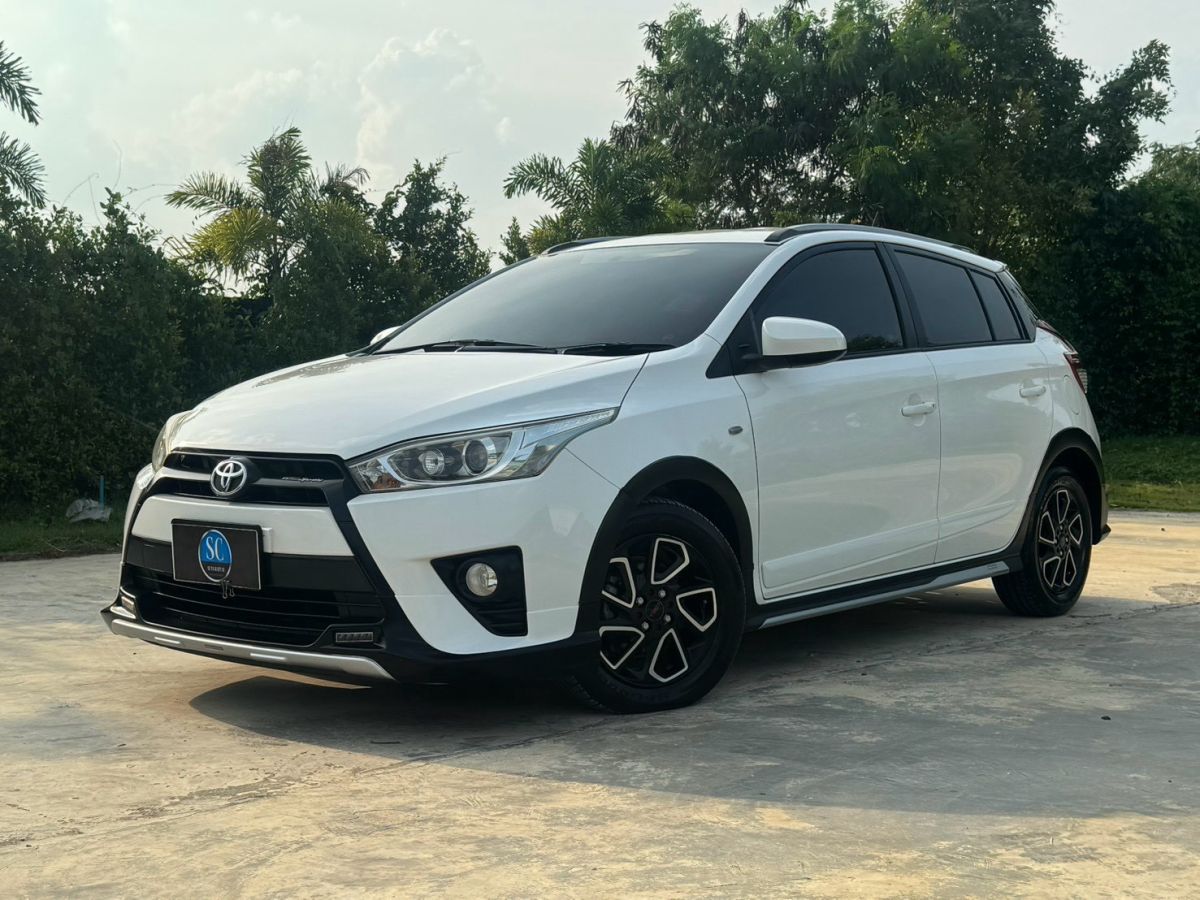 Front view of Toyota Yaris Hatchback 1.2 TRD Sportivo year 2016 white color used car in Hatyai รูปที่ 3