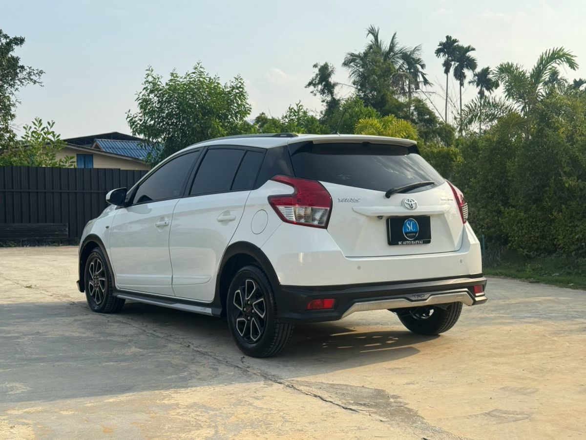 Front view of Toyota Yaris Hatchback 1.2 TRD Sportivo year 2016 white color used car in Hatyai รูปที่ 8