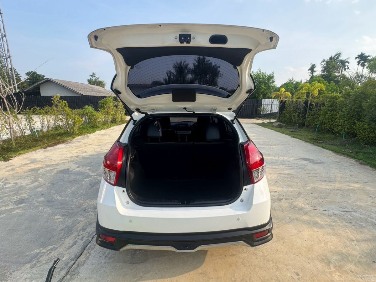 Front view of Toyota Yaris Hatchback 1.2 TRD Sportivo year 2016 white color used car in Hatyai รูปที่ 11