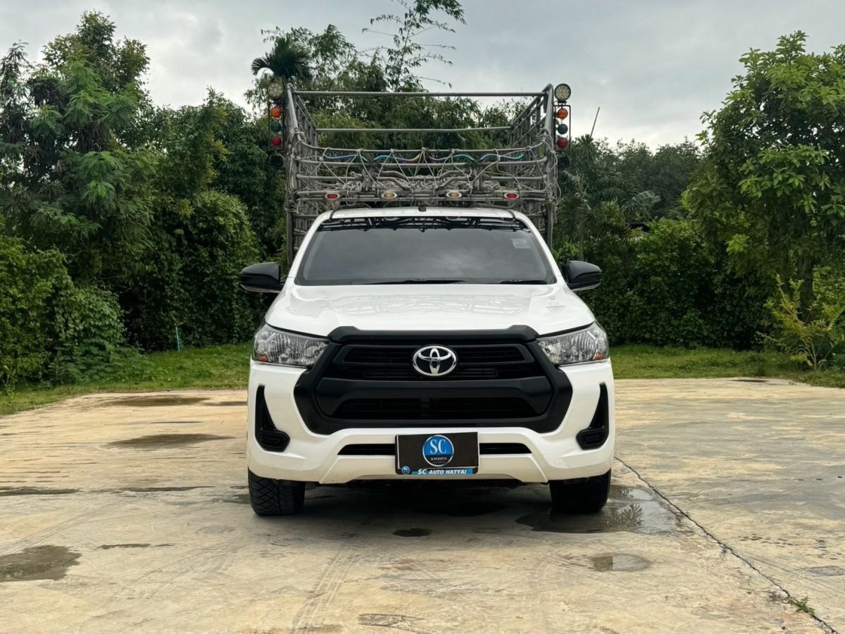 Front view of Toyota Hilux Revo Single Cab 2.8 Entry year 2022 white color used car with cargo rack in Hatyai รูปที่ 3