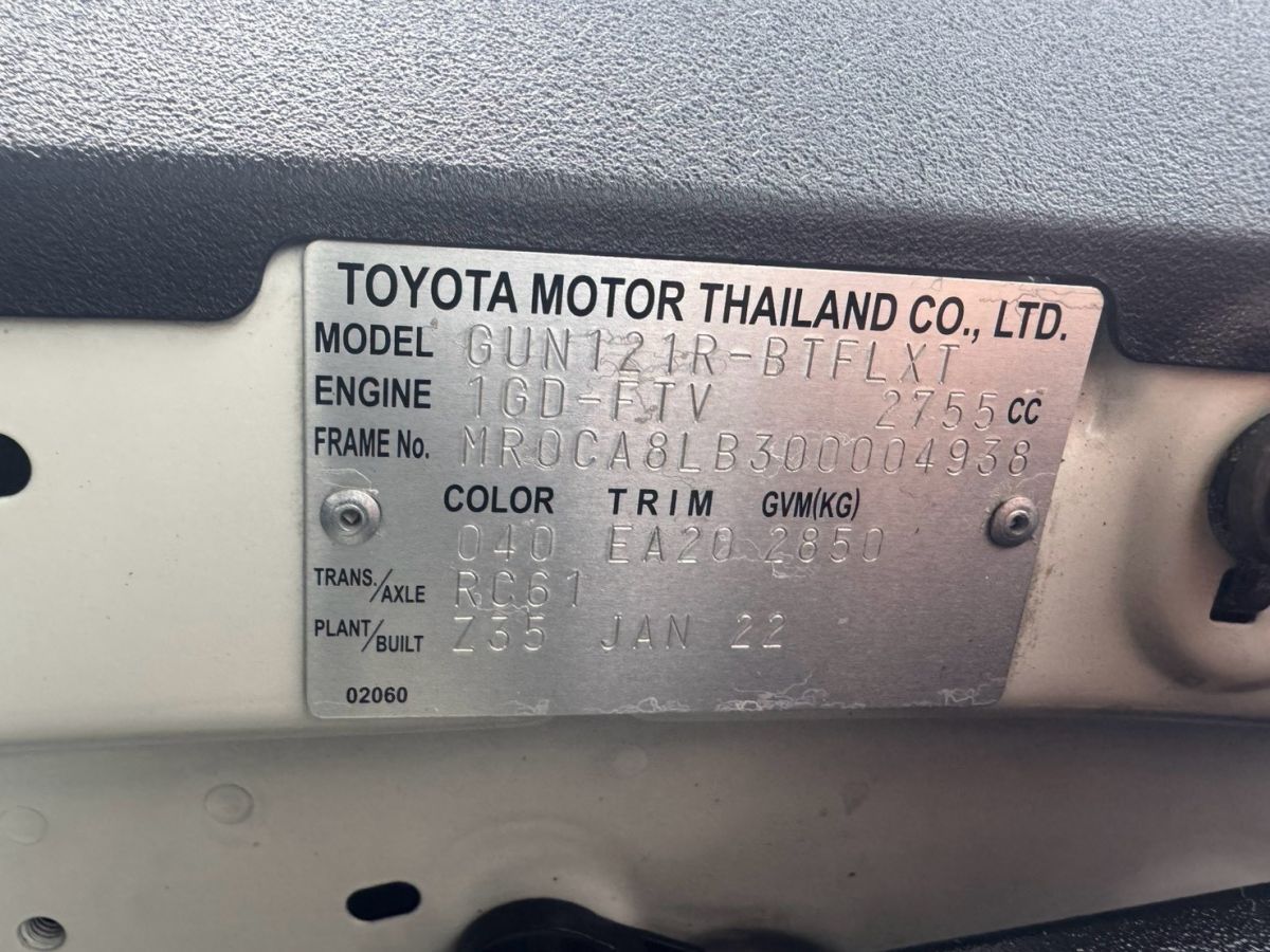 Front view of Toyota Hilux Revo Single Cab 2.8 Entry year 2022 white color used car with cargo rack in Hatyai รูปที่ 13