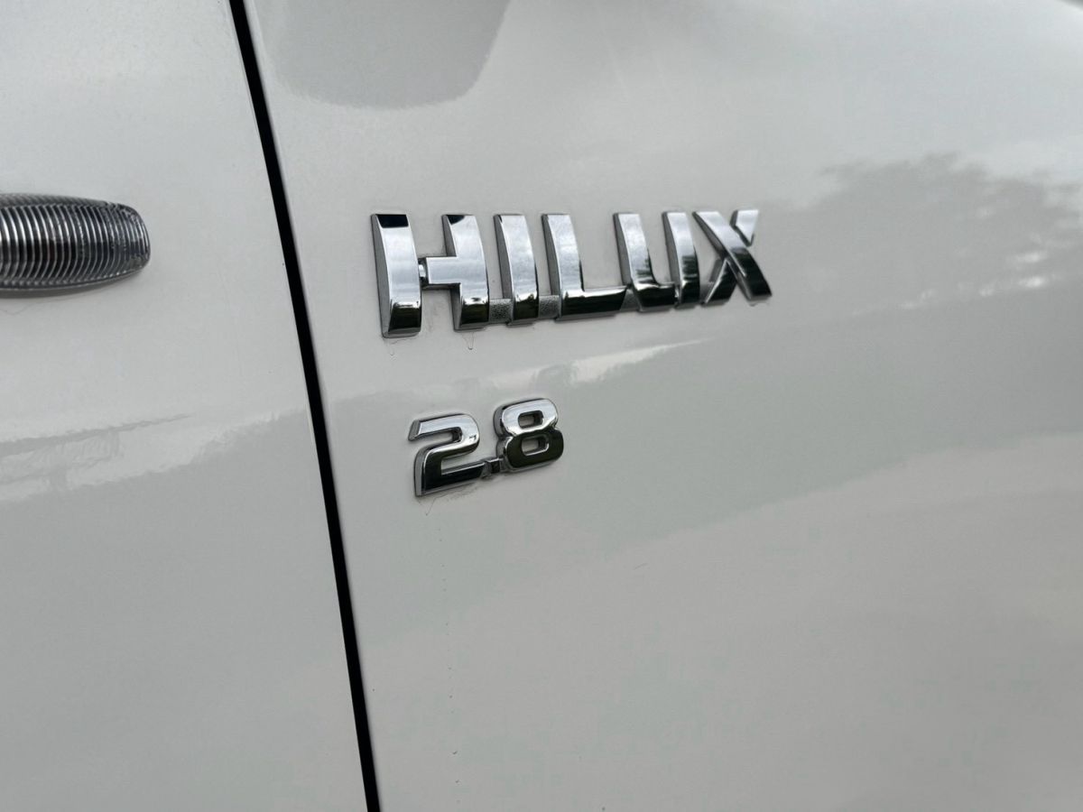 Front view of Toyota Hilux Revo Single Cab 2.8 Entry year 2022 white color used car with cargo rack in Hatyai รูปที่ 17