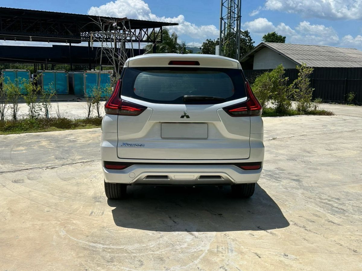 Front view of Mitsubishi Xpander 1.5 GT year 2019 white color used car in Hatyai รูปที่ 6