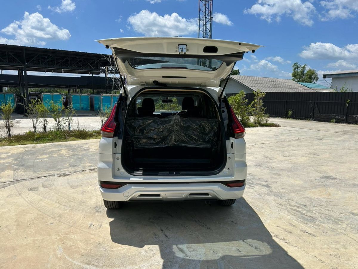 Front view of Mitsubishi Xpander 1.5 GT year 2019 white color used car in Hatyai รูปที่ 12