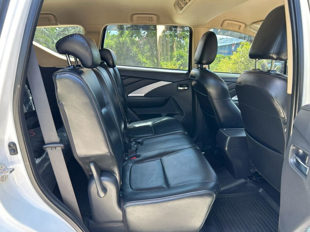 Front view of Mitsubishi Xpander 1.5 GT year 2019 white color used car in Hatyai รูปที่ 16