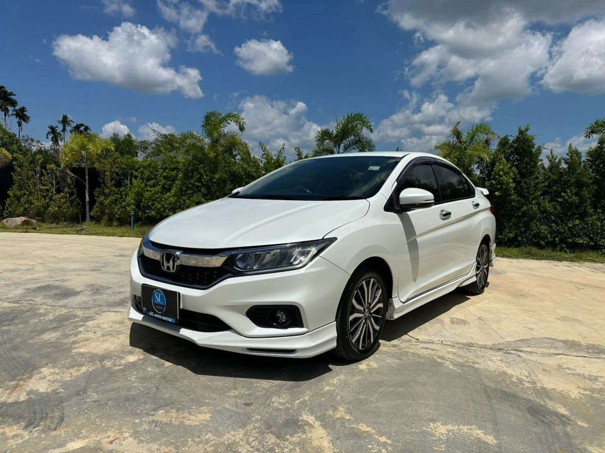 Front view of Honda City 1.5 SV AT year 2018 white color used car in Hatyai