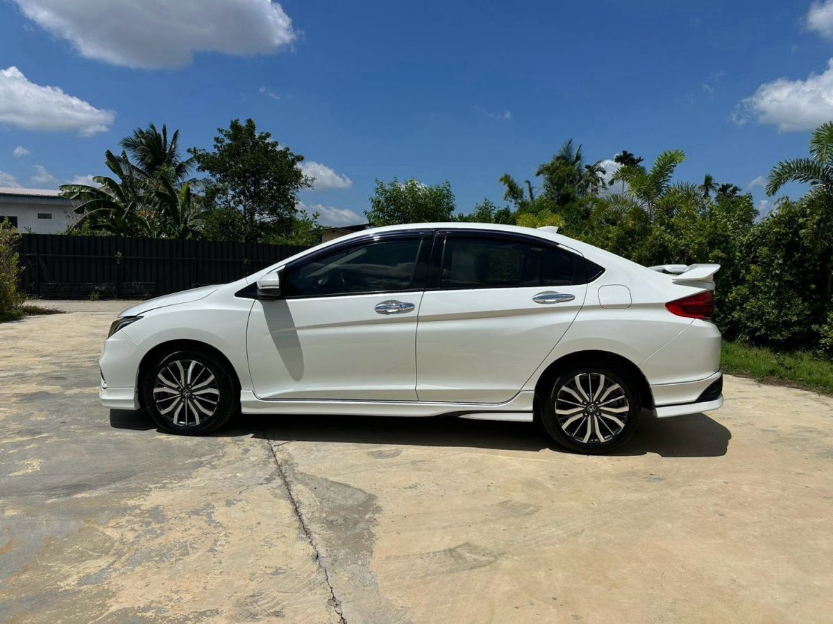 Front view of Honda City 1.5 SV AT year 2018 white color used car in Hatyai รูปที่ 5