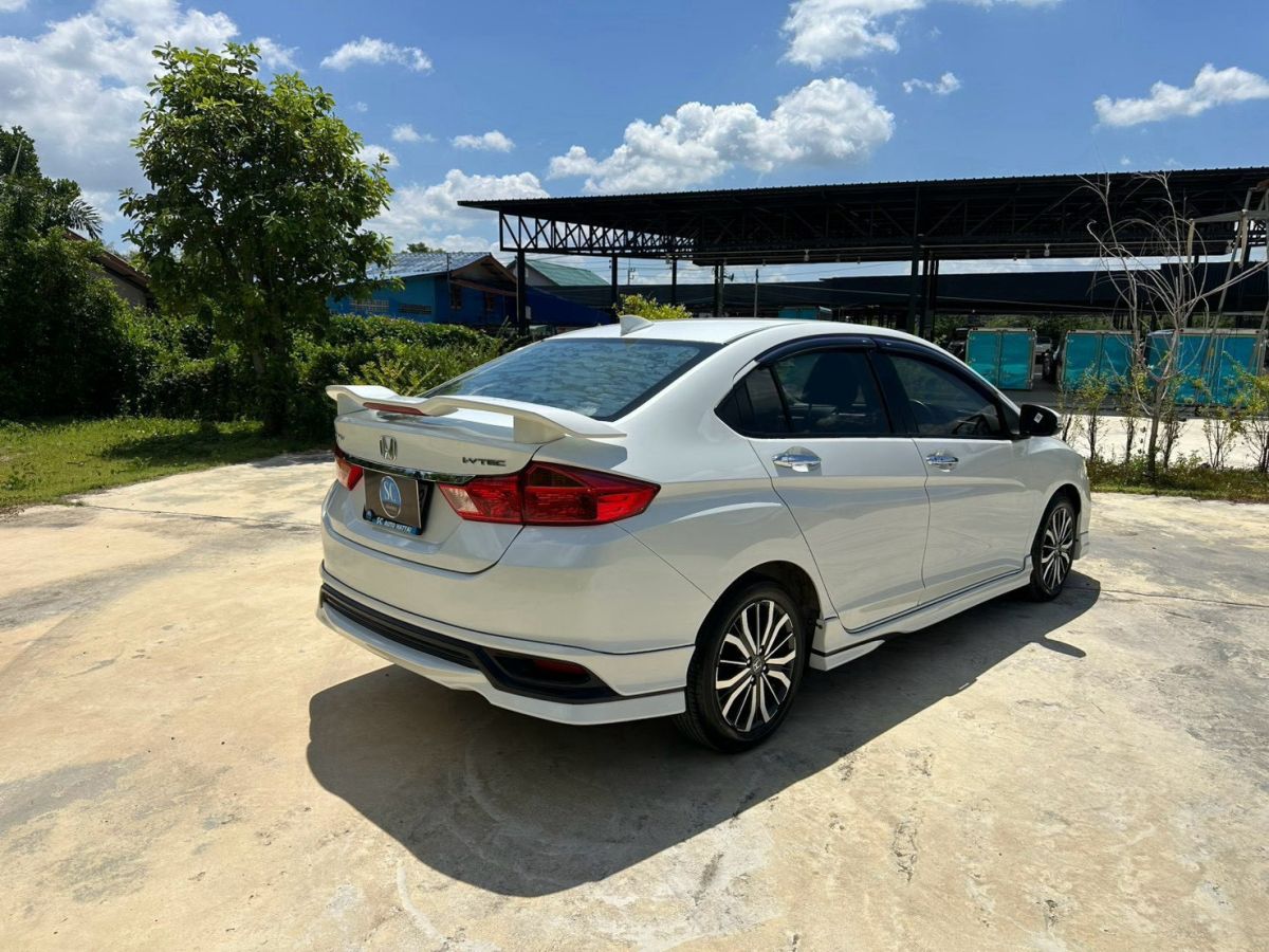 Front view of Honda City 1.5 SV AT year 2018 white color used car in Hatyai รูปที่ 9