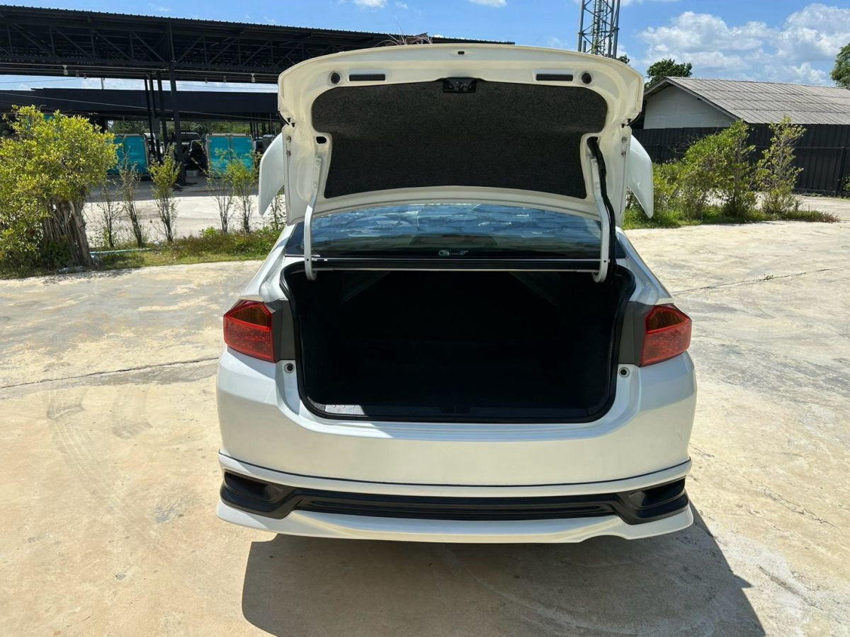 Front view of Honda City 1.5 SV AT year 2018 white color used car in Hatyai รูปที่ 7