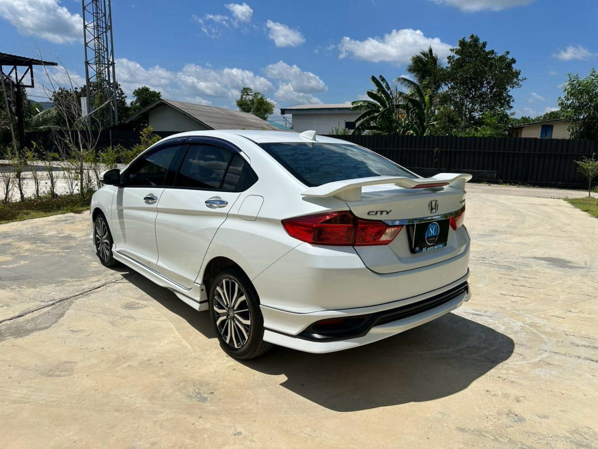Front view of Honda City 1.5 SV AT year 2018 white color used car in Hatyai รูปที่ 8