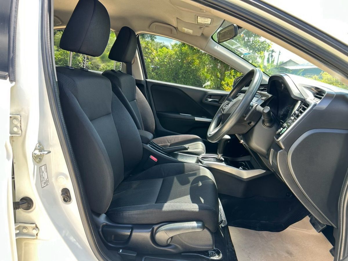 Front view of Honda City 1.5 SV AT year 2018 white color used car in Hatyai รูปที่ 13
