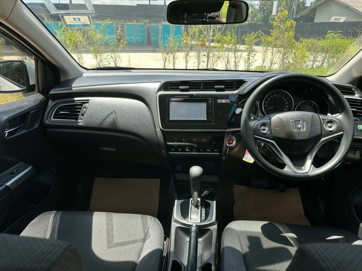 Front view of Honda City 1.5 SV AT year 2018 white color used car in Hatyai รูปที่ 11