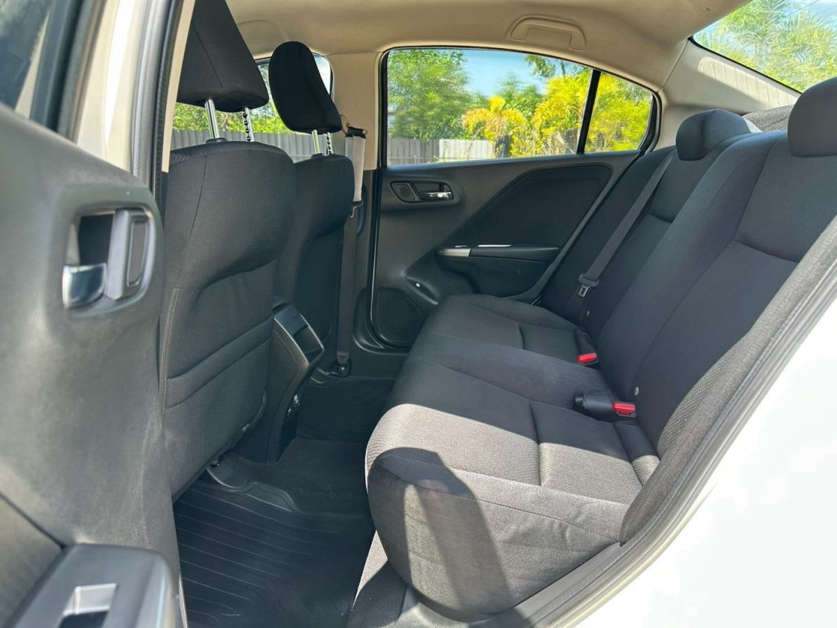 Front view of Honda City 1.5 SV AT year 2018 white color used car in Hatyai รูปที่ 12