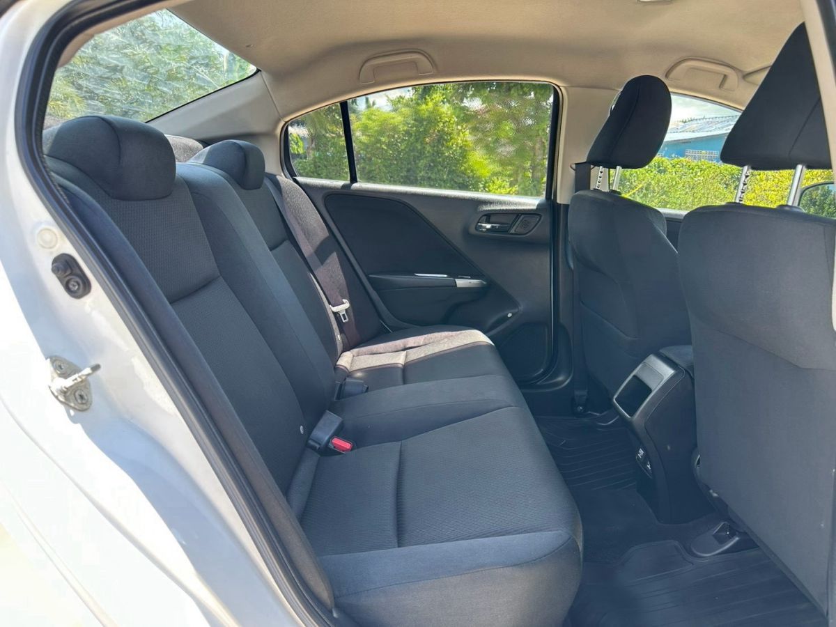 Front view of Honda City 1.5 SV AT year 2018 white color used car in Hatyai รูปที่ 14